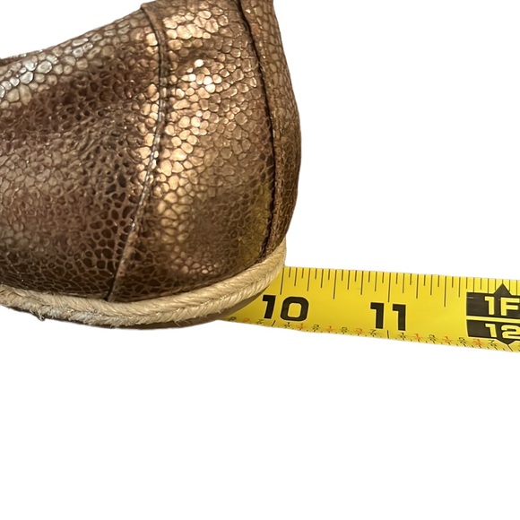 Leather Banana Republic. Gold/bronze metallic flats. Size 6.5- small 7. - Picture 2 of 4